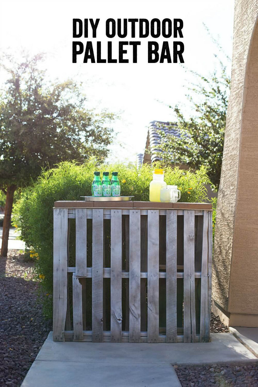 DIY outdoor pallet bar