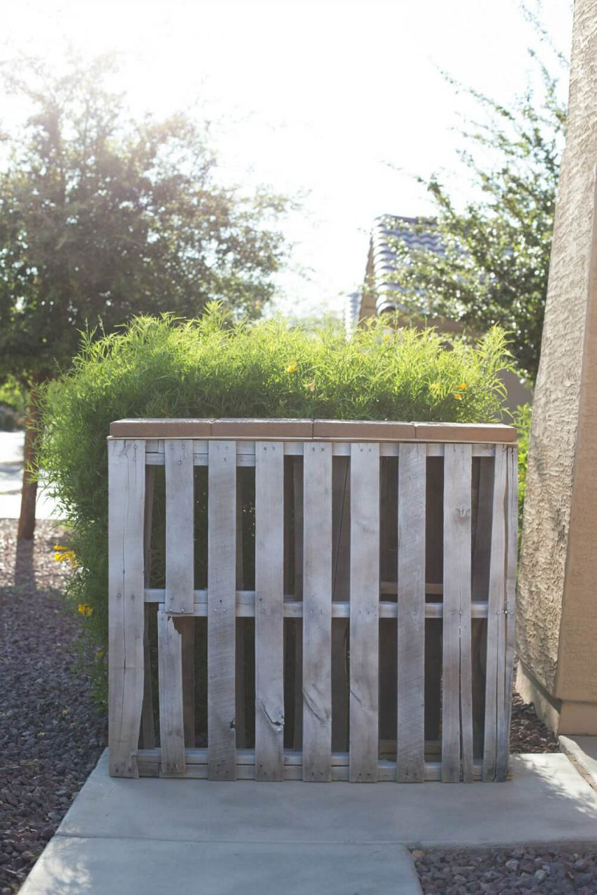 Wood pallet bar