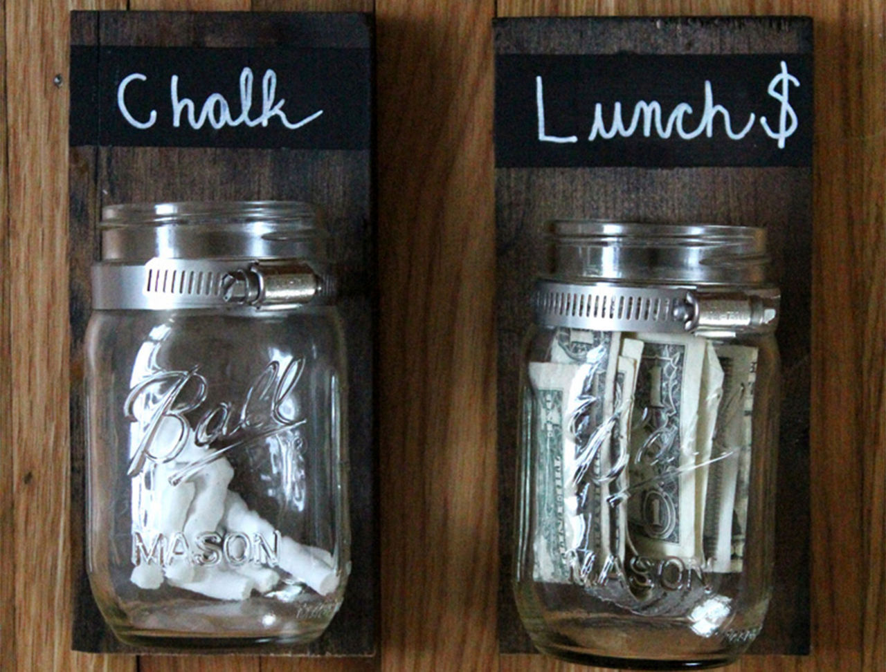 Chalkboard painted signs on the mason jar DIY project