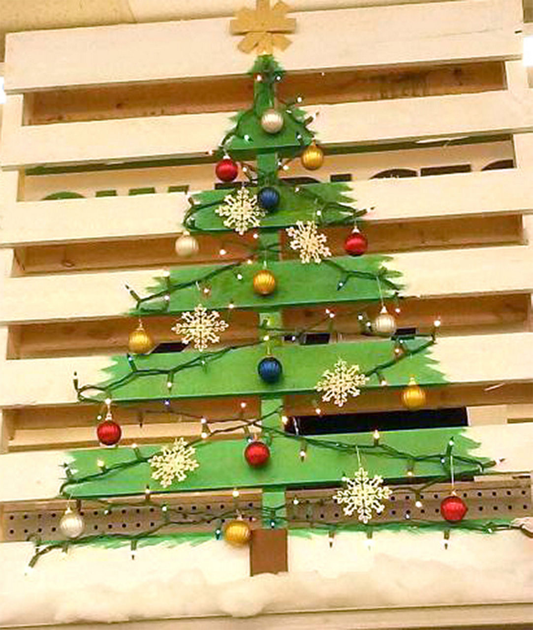 Christmas tree pallet with ornaments