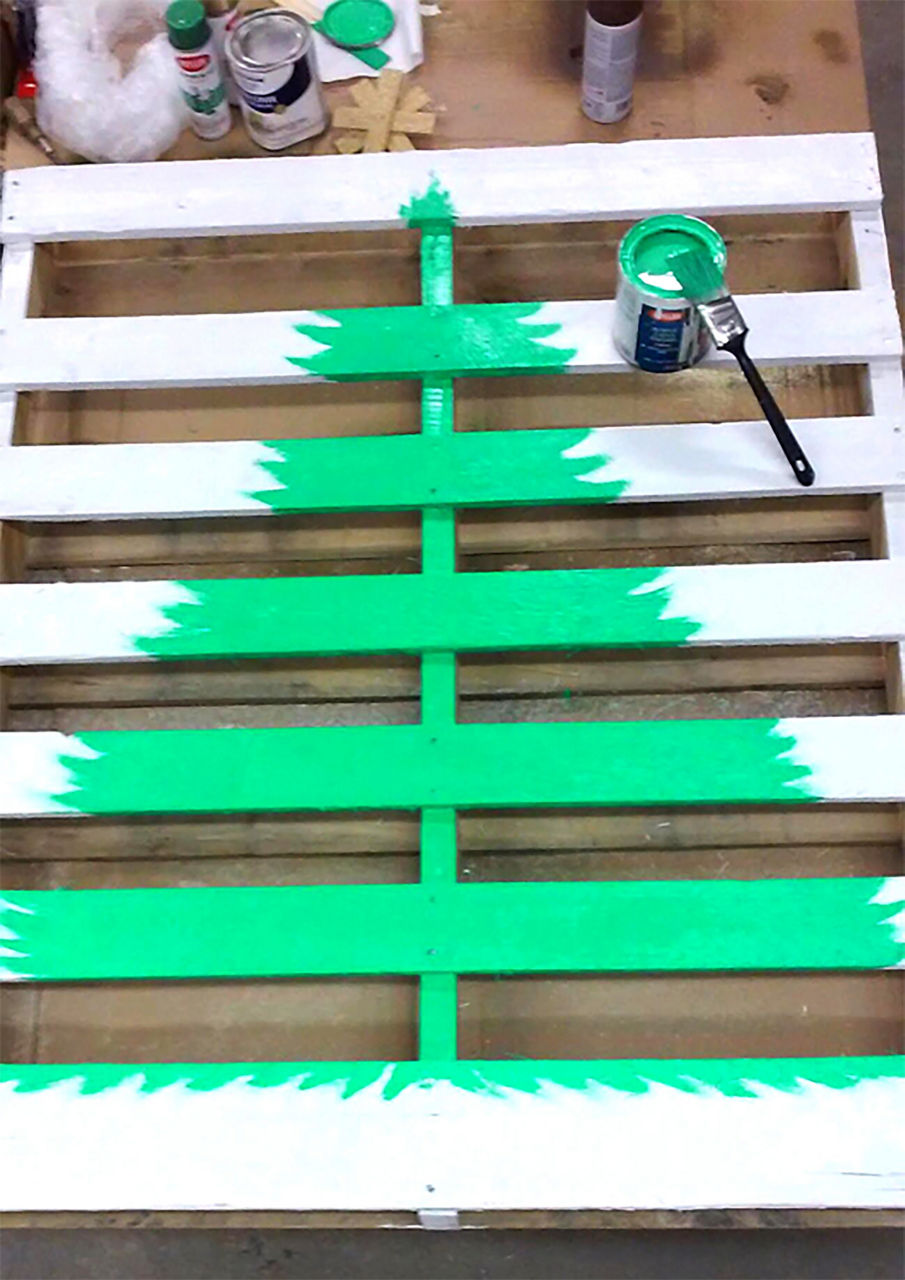 Green Christmas tree painted on the prepped pallet