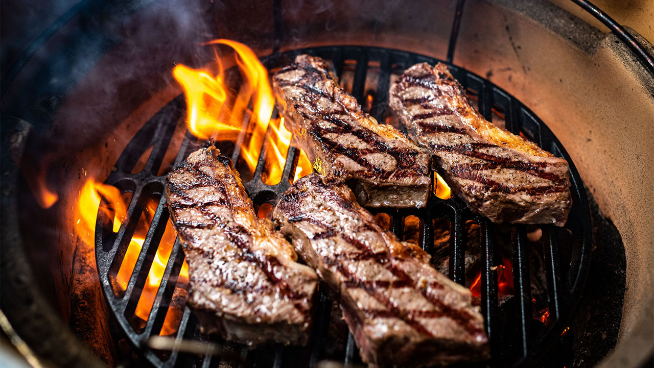 Steak being cooked in a Big Green Egg