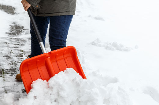 How to Choose the Best Snow Shovel for This Winter