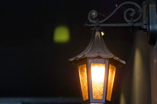 How to Spray Paint Outdoor Light Fixtures