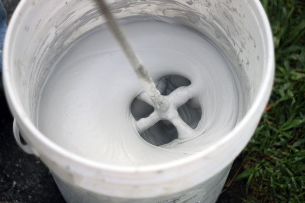 Mixing tile grout