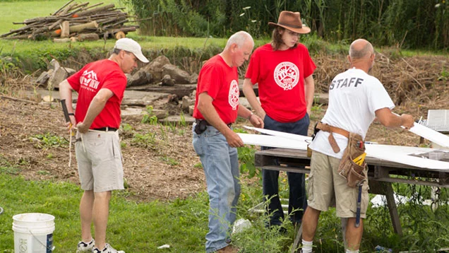 Valu volunteers working outside