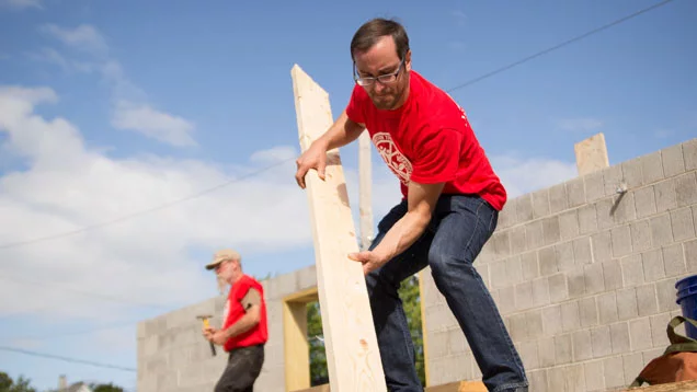 Valu volunteers helping work on a home for a local family in need