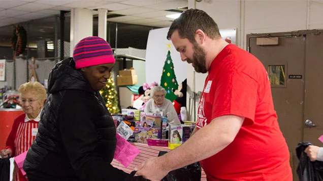 Valu employee helping a mom with her gifts