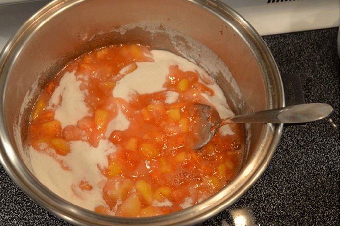 Boiling peaches