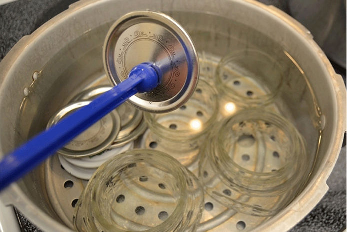 Magnetic lid lifter