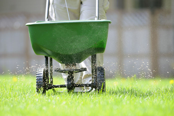 lawn spreader with fertilizer