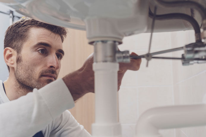 Man installing a new pivot rod