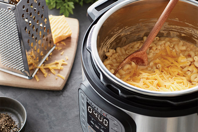 Crock pot cooking mac n cheese 