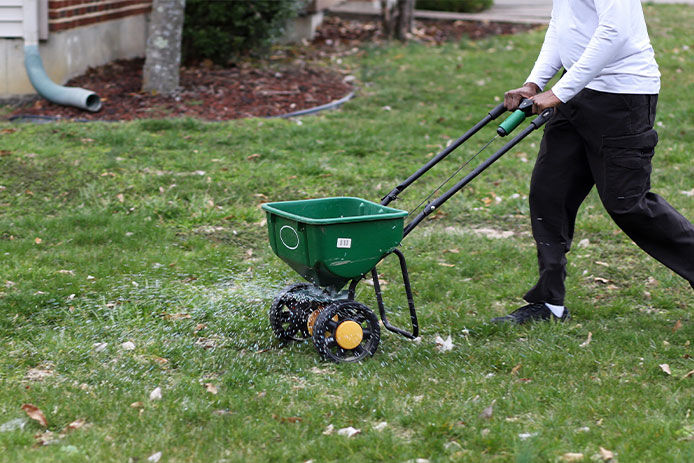 Broadcast fertilizer spreader