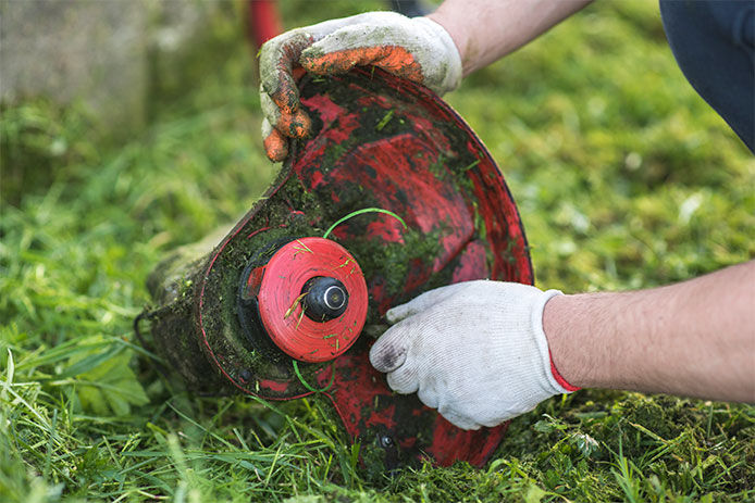 String trimmer cleaning after cutting the grass, workflow