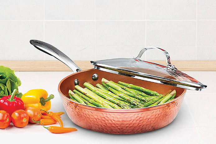 Hammered frying pan with asparagus in it