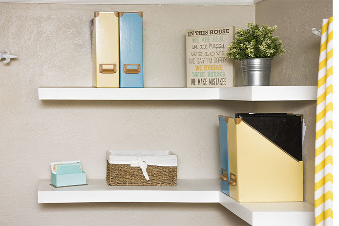 Floating corner shelves