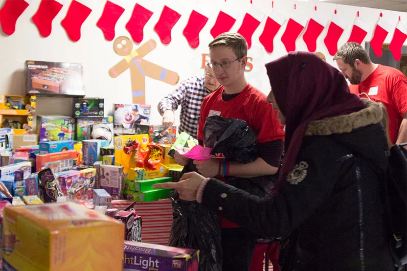 Valu employee helping a mom with her gifts