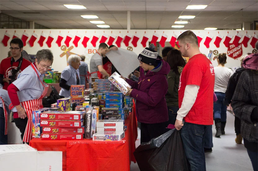 Valu employees helping parents with their gifts