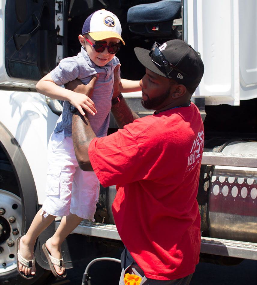 Valu team member picking up a kid