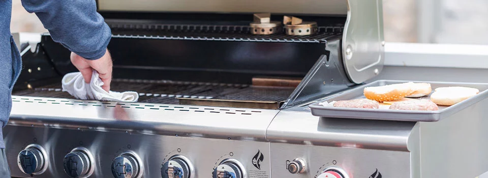 Man cleaning the grill grates