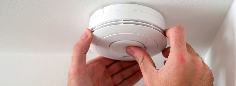 Placing a smoke alarm on to the ceiling