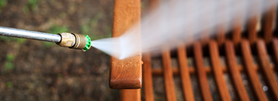 Wooden chair cleaning with high pressure water jet