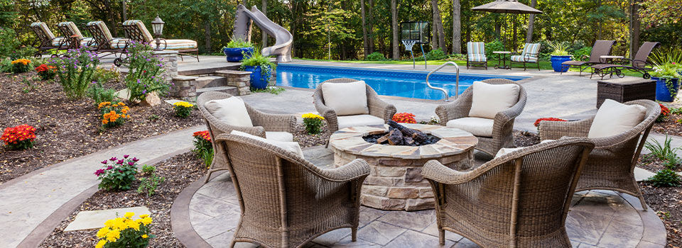 How to Create a Relaxing Pool Lounge Area