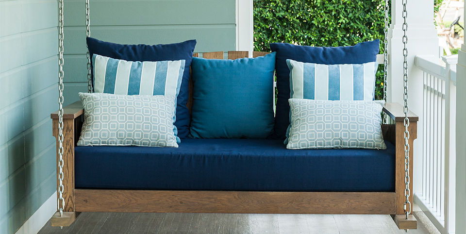 Outdoor porch swing