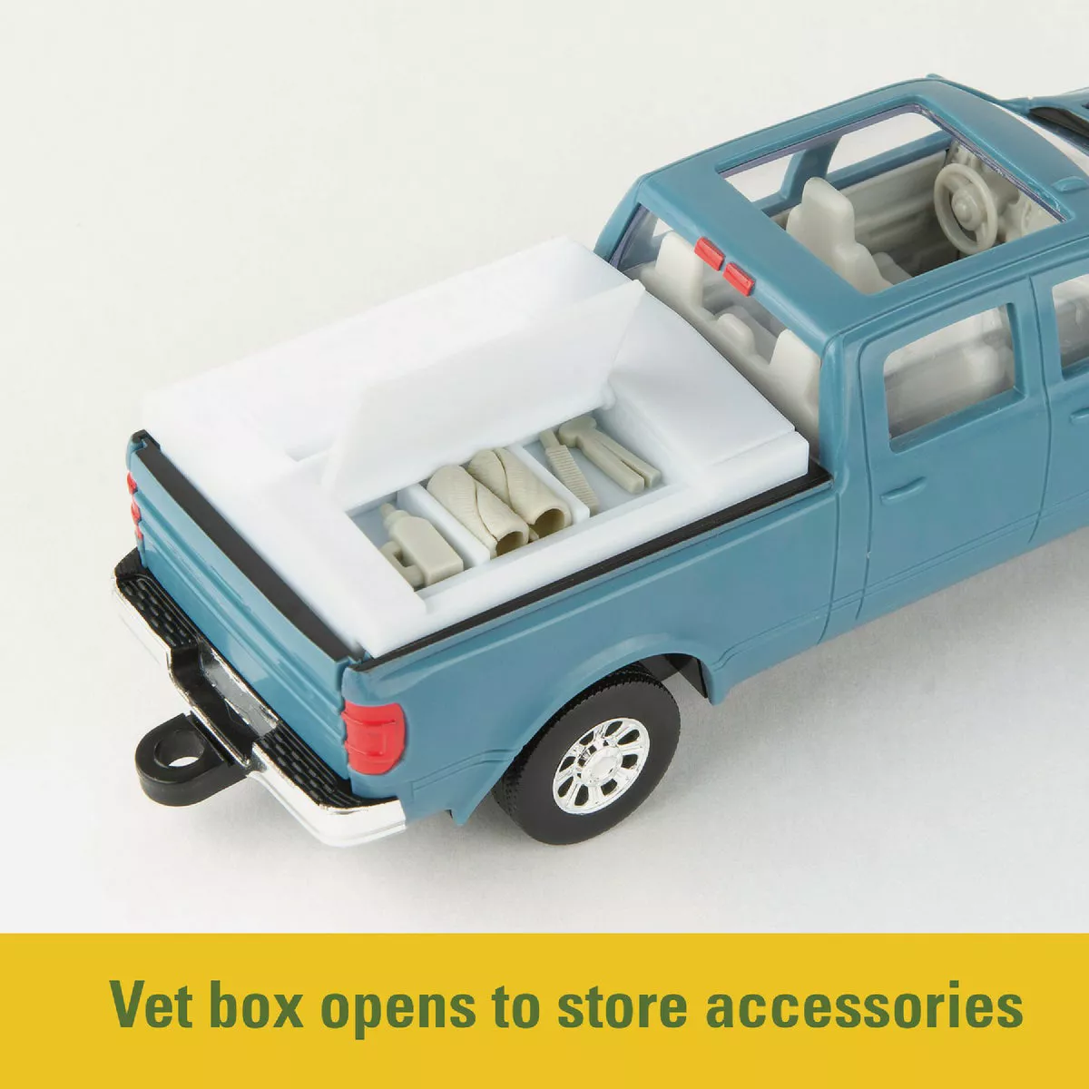 John Deere 1:32 On-the-Farm Vet Toy Set (30-Piece) - photo 2