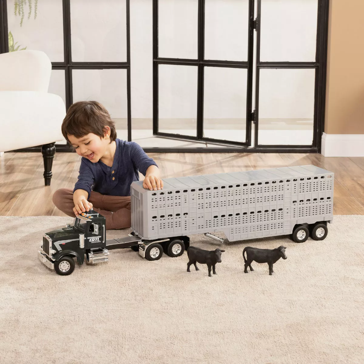 Peterbilt Big Farm 1:16 Semi Truck with Livestock Trailer & Cows - photo 2