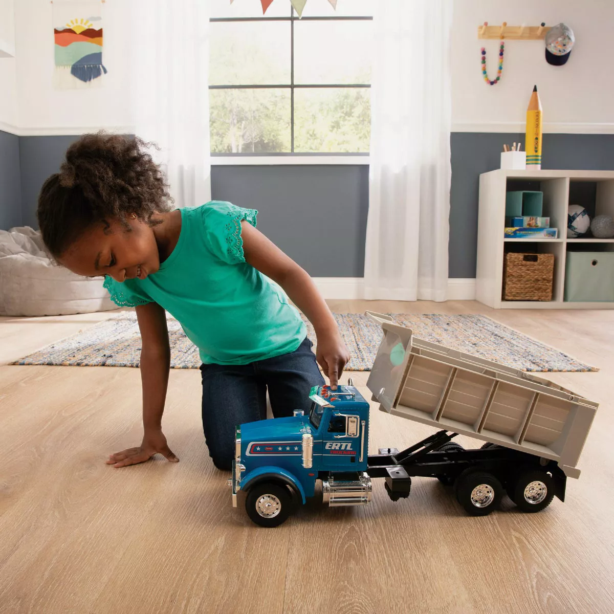 Peterbilt Big Farm 1:16 Scale Dump Truck - photo 3