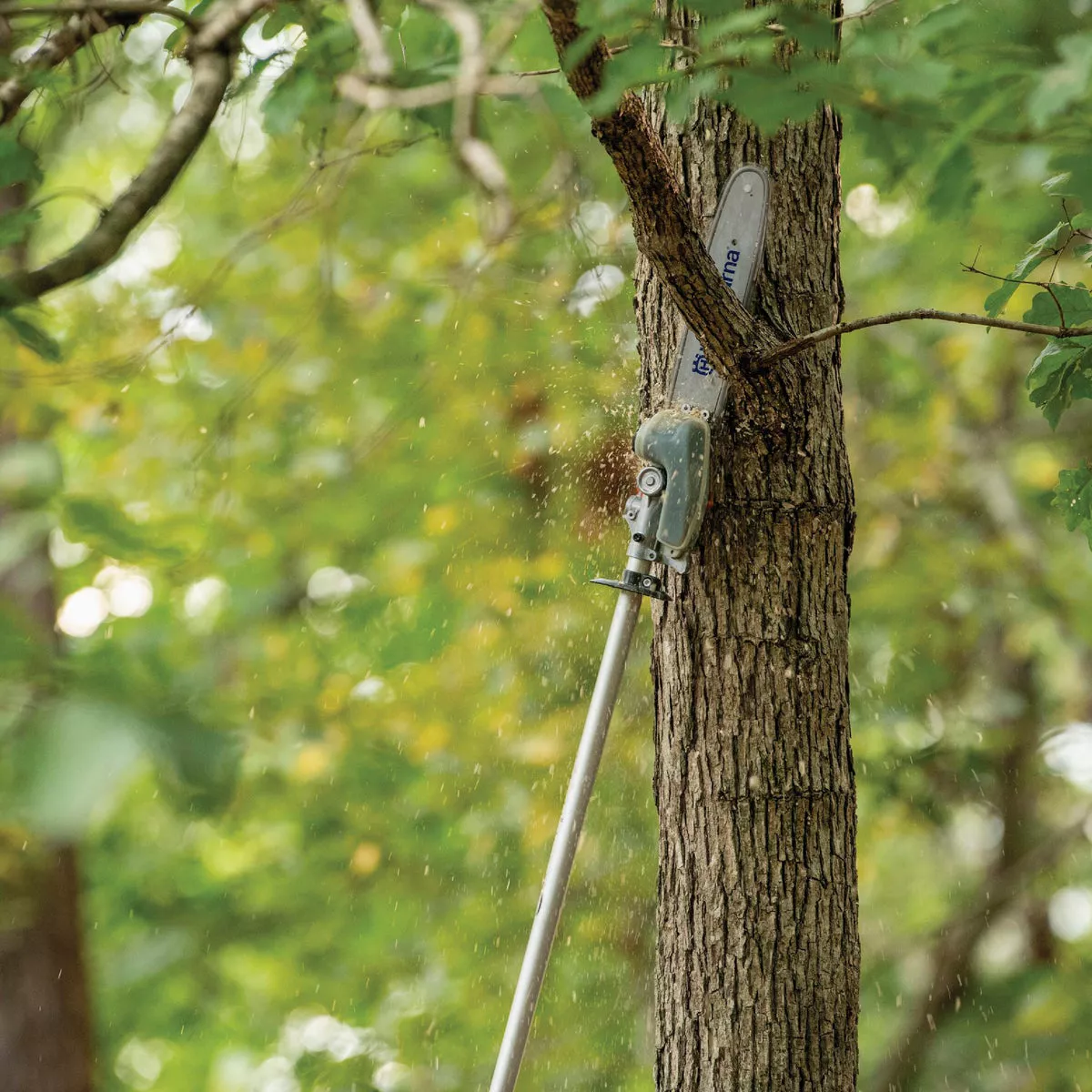 Husqvarna 330iKP 18 In. Combi-Switch & Polesaw Attachment with 4.0 Ah Battery & Charger - photo 8