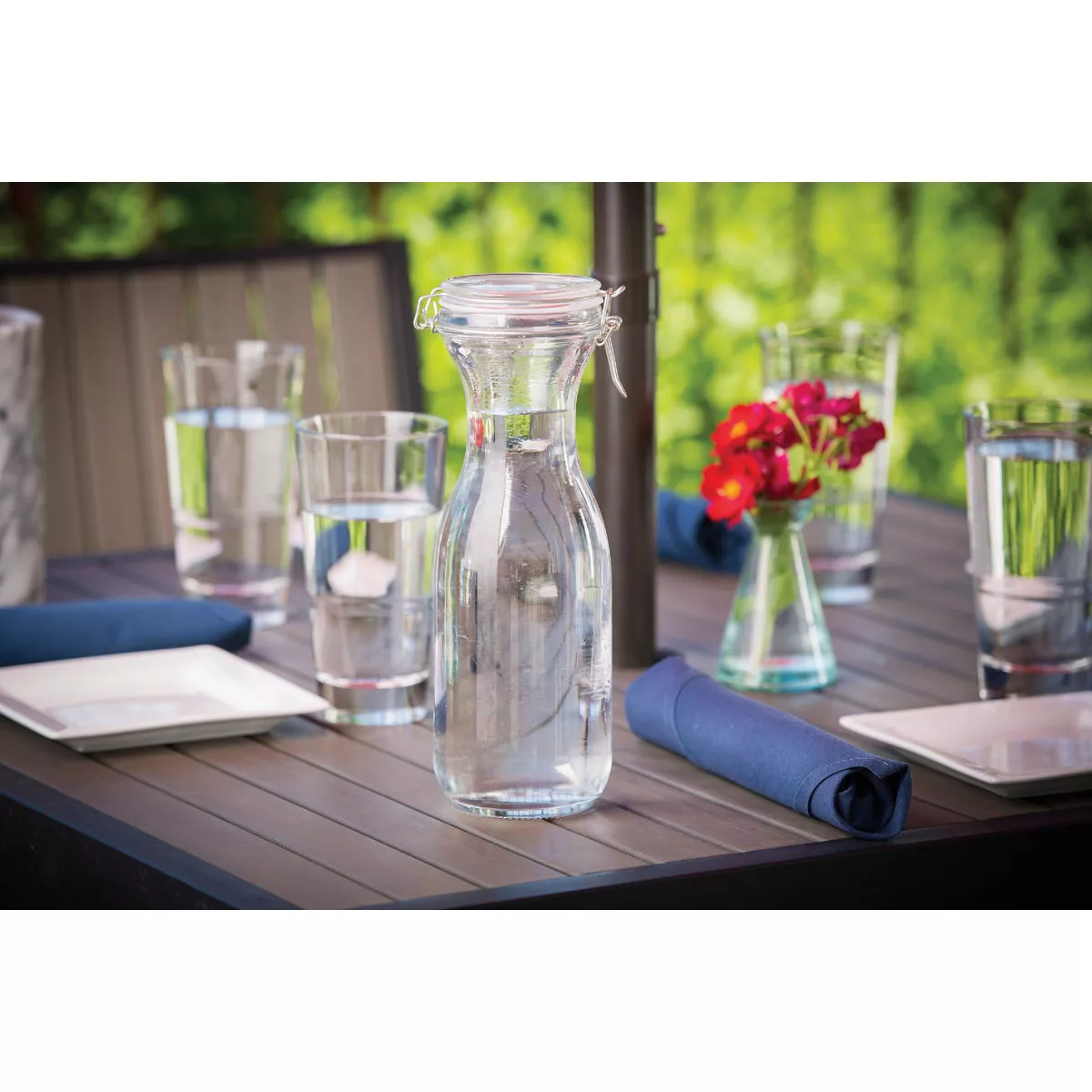 TableCraft 34 Oz. Resealable Glass Water Carafe with Clip-Top Lid - photo 2