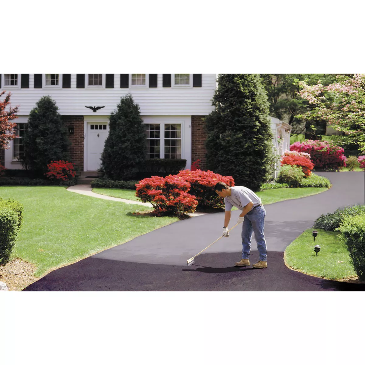 Henry 4.75 Gal. Blacktop Driveway Filler and Sealer, 4 Year - photo 2