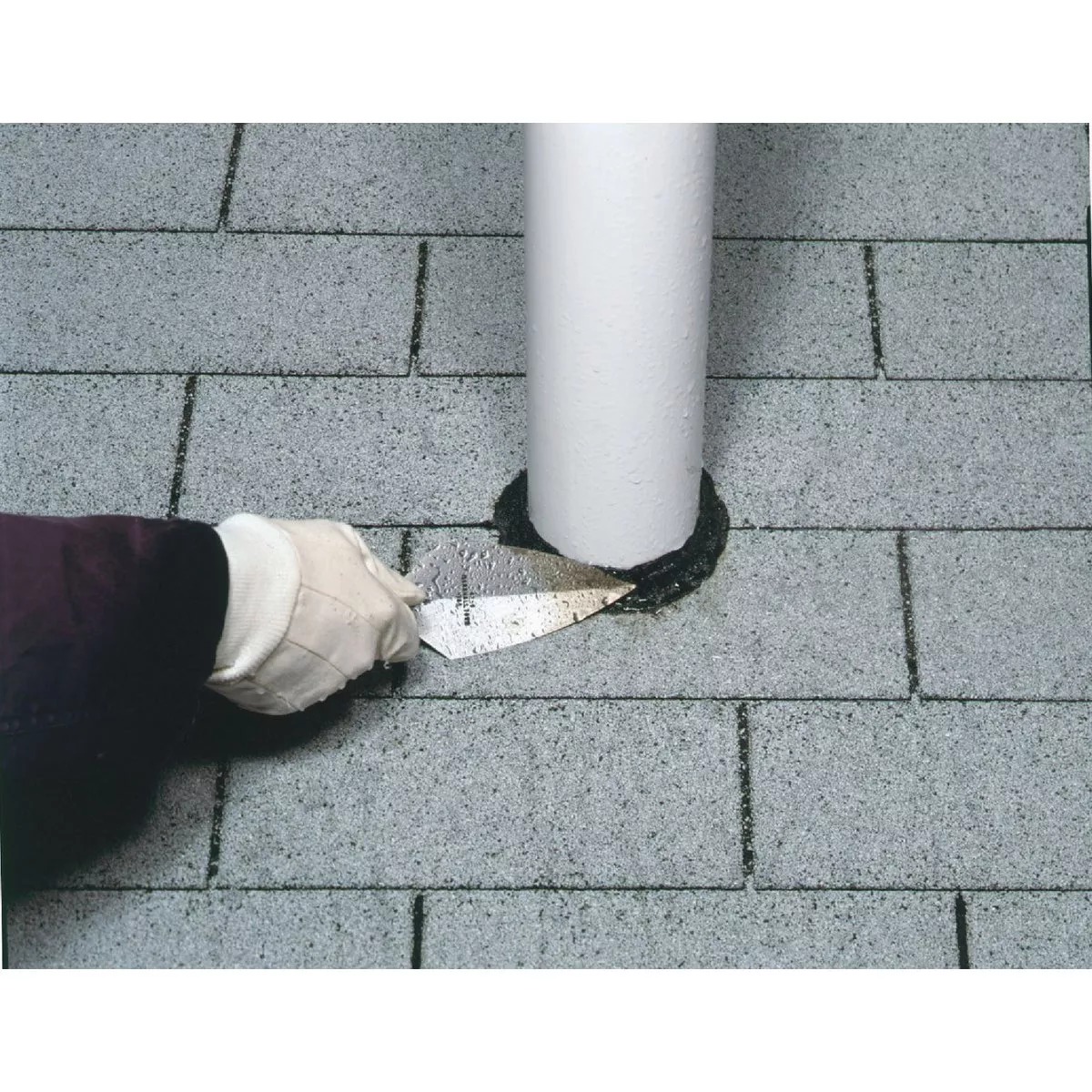 Henry Wet Patch 10.1 Oz. Rubberized Roof Cement and Patching Sealant - photo 2