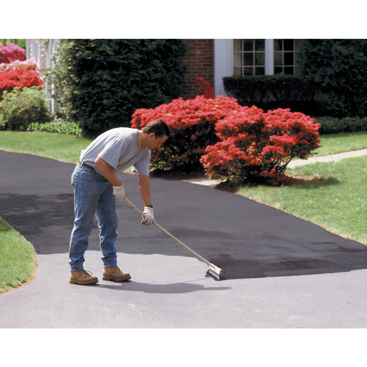 Henry 4.75 Gal. Blacktop Driveway Filler and Sealer, 3 Year | Do it Best