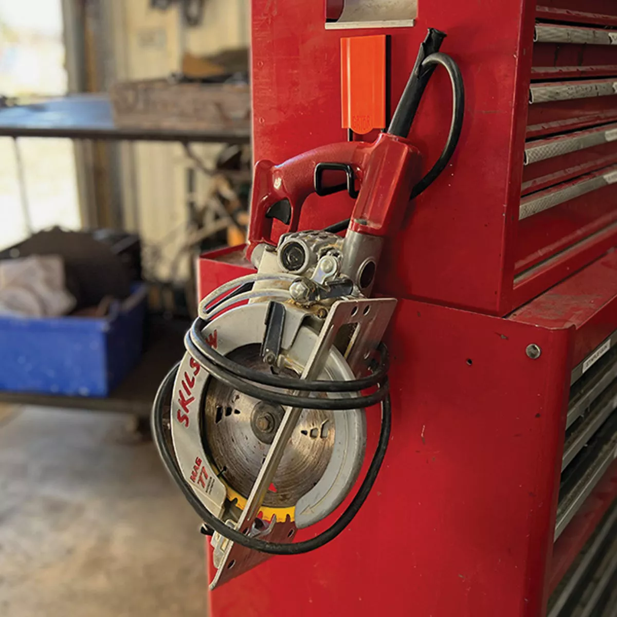 Gator Magnetics MIDI 4 In. Red Open Magnetic Hook, 25 Lb. Capacity - photo 4