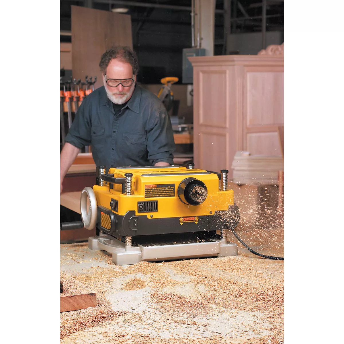 DEWALT 13 In. Three Knife Two-Speed Portable Planer - photo 4