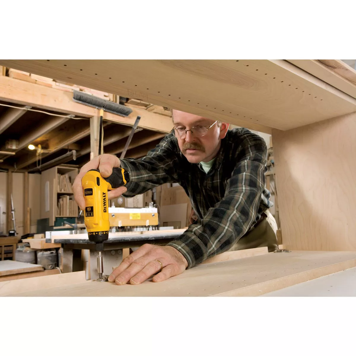DEWALT 8-Volt MAX Lithium-Ion Gyroscopic 1/4 In. Cordless Screwdriver Kit (2-Battery) - photo 4