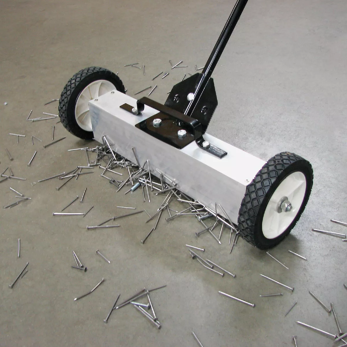 Master Magnetics 18 in. Magnetic Floor Sweeper - photo 6