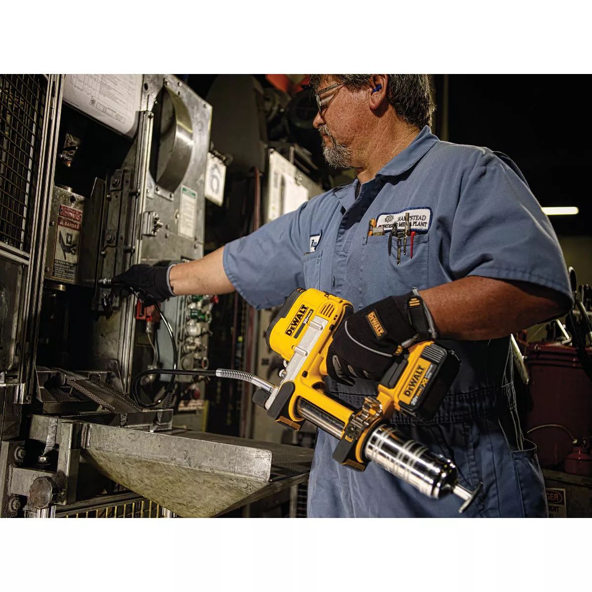 DEWALT 20 Volt MAX Lithium-Ion Cordless Grease Gun Kit - photo 3