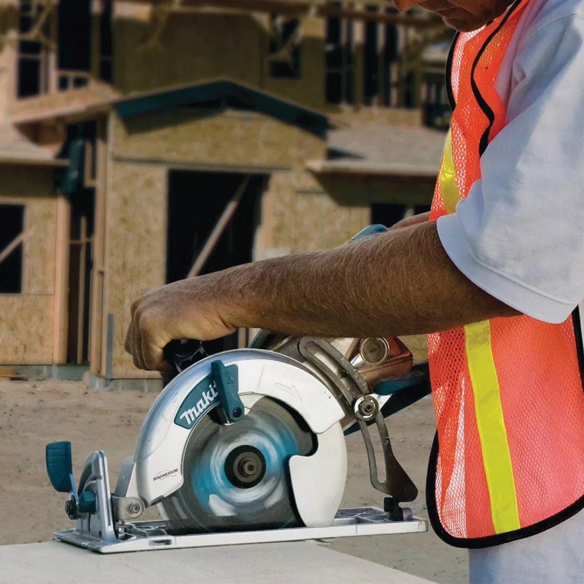 Makita 7-1/4 In. 15-Amp Magnesium Worm Drive Circular Saw - photo 3