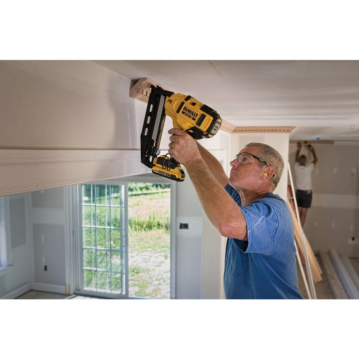 DEWALT 20V MAX XR Brushless 16-Gauge 2-1/2 In. Angled Cordless Finish Nailer Kit with 2.0 Ah Battery & Charger - photo 2