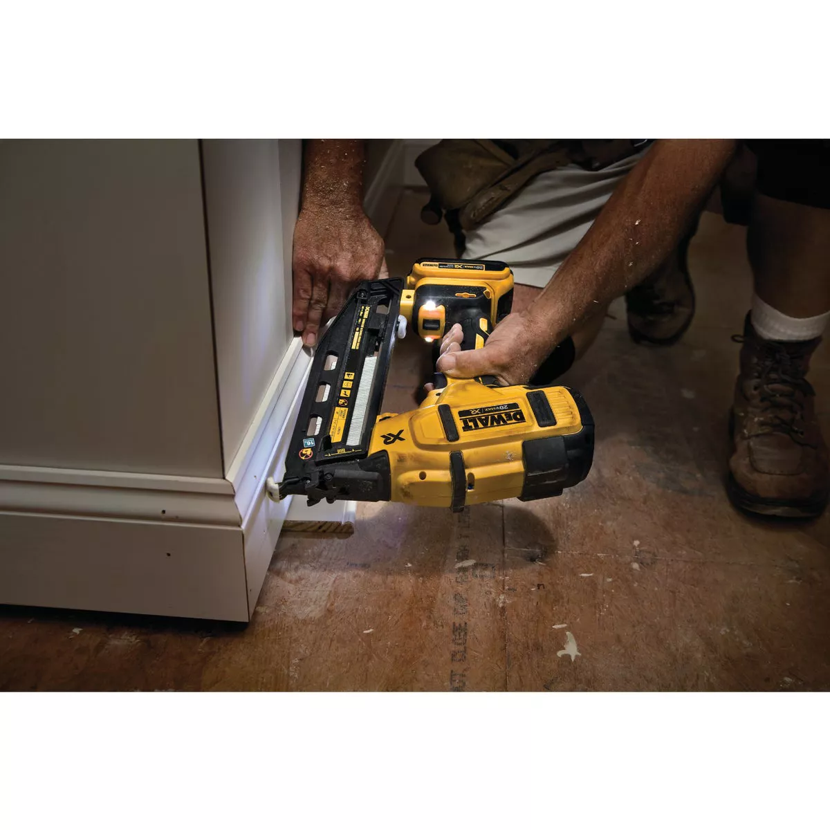 DEWALT 20V MAX XR Brushless 16-Gauge 2-1/2 In. Angled Cordless Finish Nailer Kit with 2.0 Ah Battery & Charger - photo 3