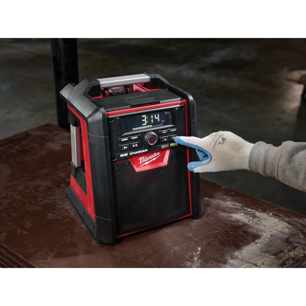 Milwaukee jobsite radio discount battery