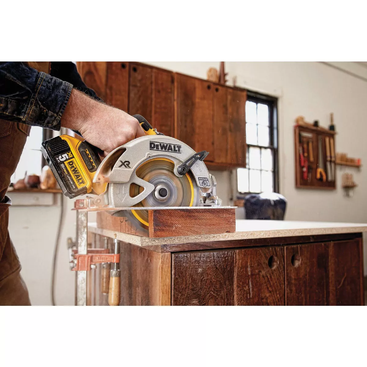 DEWALT 20V MAX XR Brushless 7-1/4 In. Cordless Circular Saw (Tool Only) - photo 3