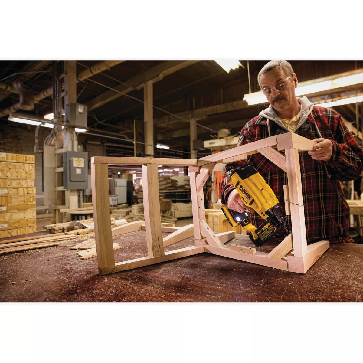 DEWALT 20V MAX XR Brushless 18-Gauge 2-1/8 In. Cordless Brad Nailer Kit with 2.0 Ah Battery & Charger - photo 5