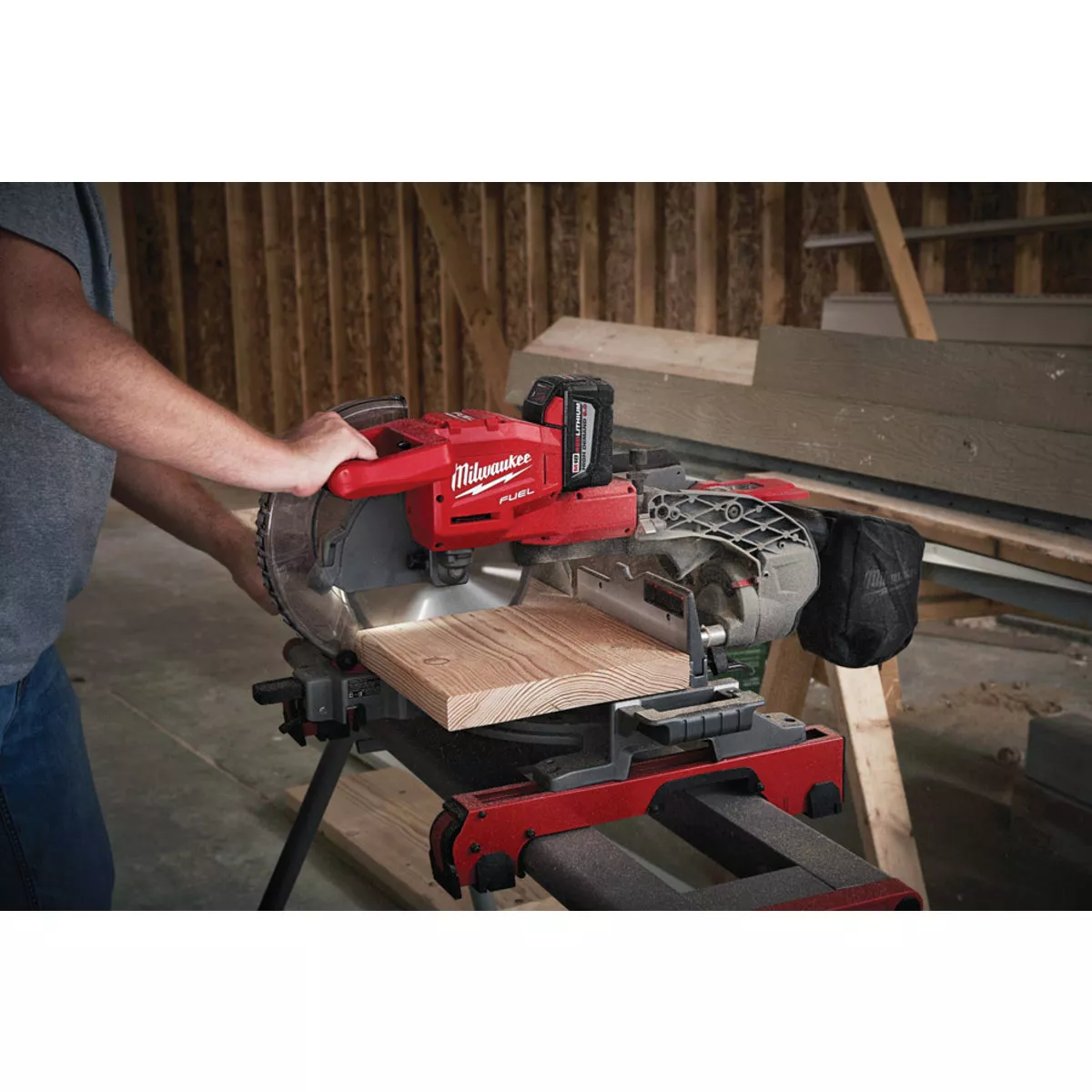 Milwaukee M18 FUEL Brushless 10 In. Dual Bevel Sliding Compound Cordless Miter Saw Kit with 8.0 Ah Battery & Charger - photo 3