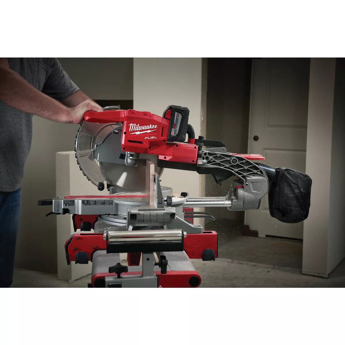 Milwaukee M18 FUEL Brushless 10 In. Dual Bevel Sliding Compound Cordless Miter Saw Kit with 8.0 Ah Battery & Charger - photo 2